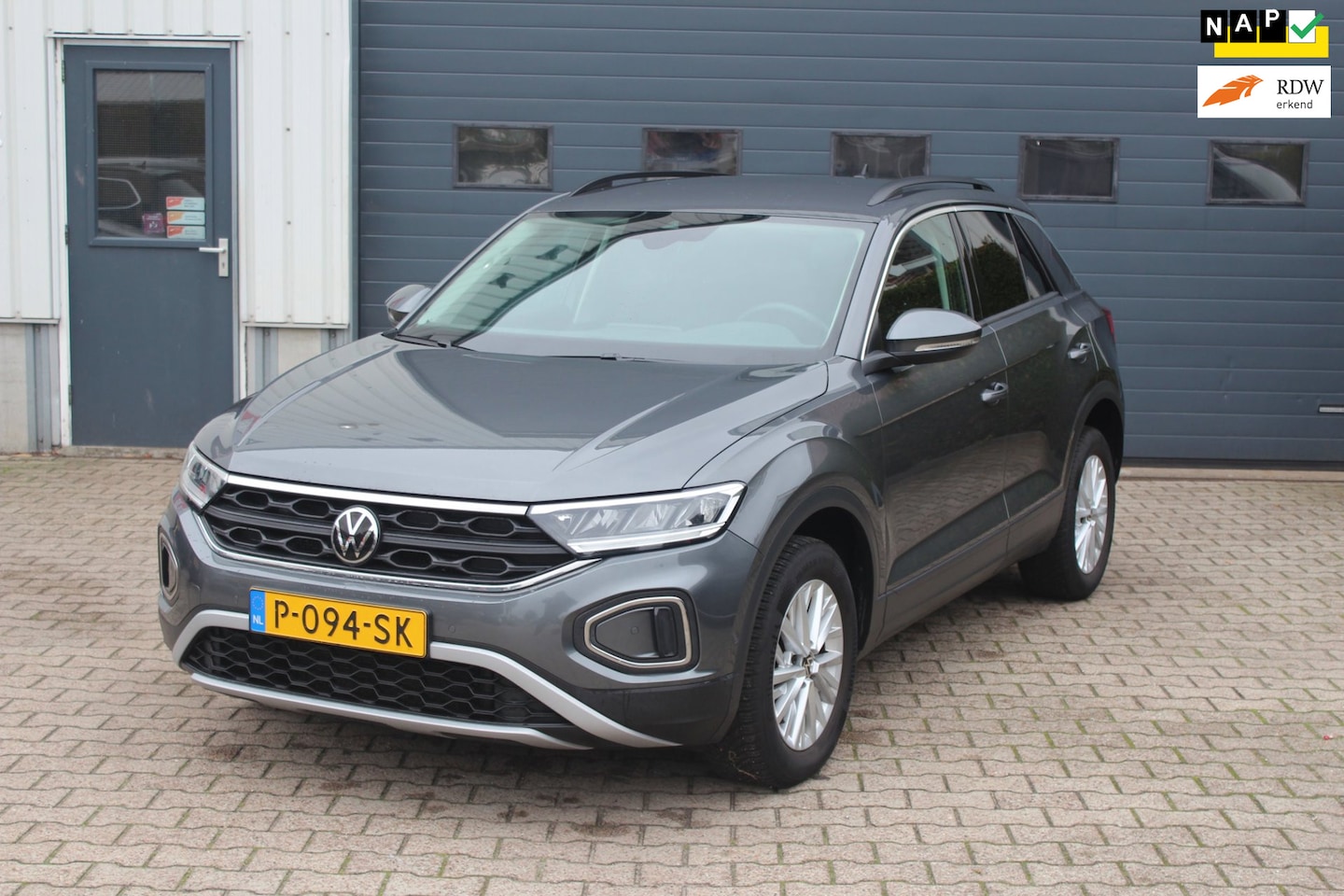 Volkswagen T-Roc - 1.5 TSI Life Automaat, trekhaak, camera. - AutoWereld.nl
