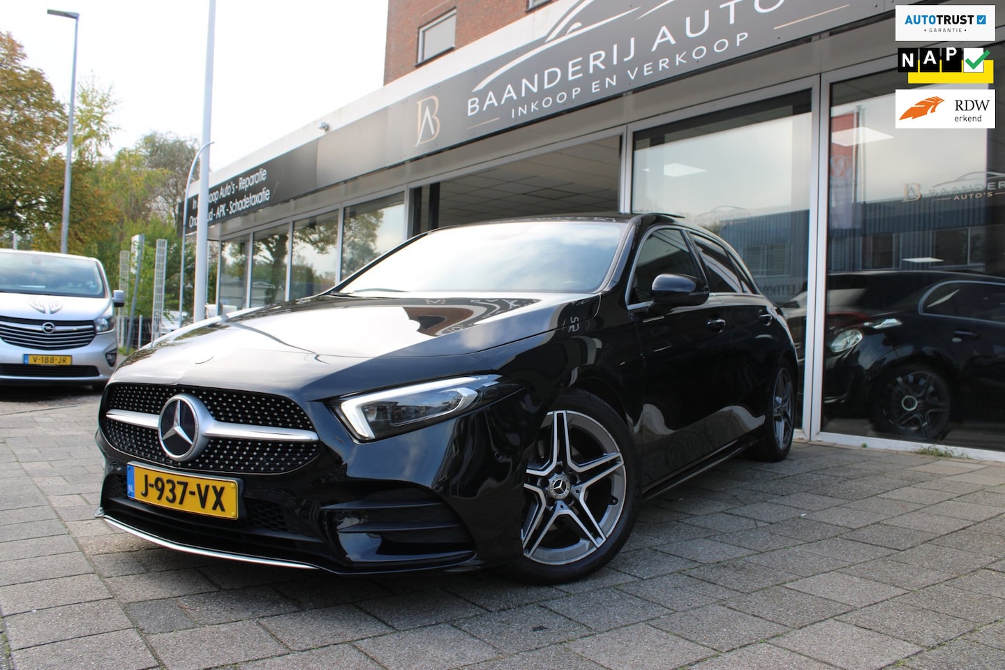 Mercedes-Benz A-klasse - 180 Business Solution AMG Automaat | Pano | Carplay | Cruise control | Elec stoelen |Parke - AutoWereld.nl