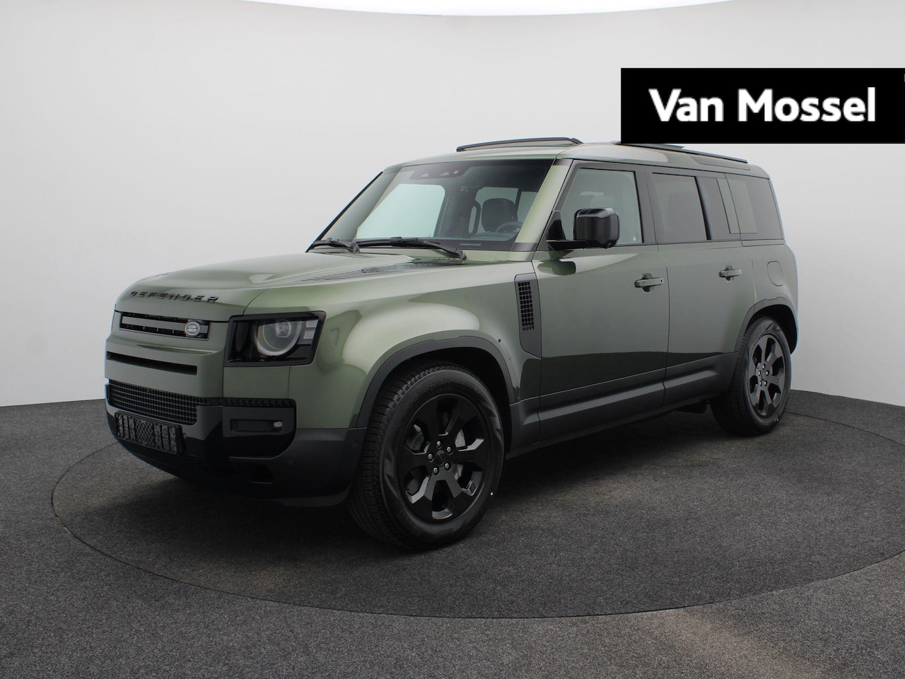 Land Rover Defender 110 - 2.0 P300e 110 Forest Edition NU MET € 8.000,- Voordeel ! - AutoWereld.nl