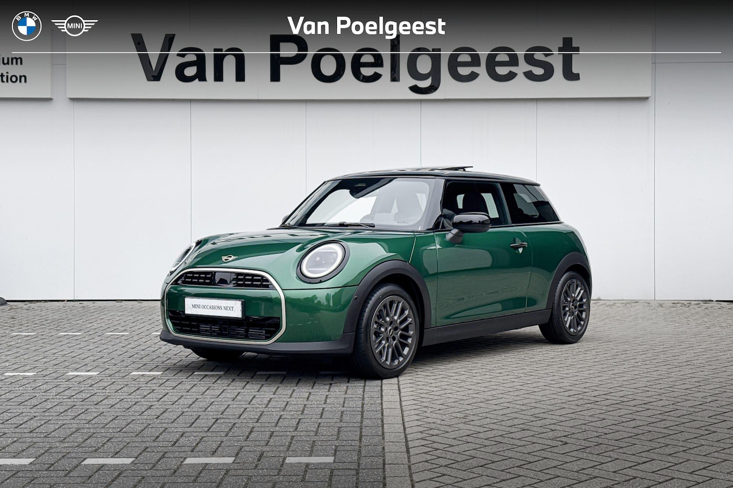 MINI 3-Deurs - Cooper 1.5 Cooper C Favoured M | 17 Inch U-spoke grey - AutoWereld.nl