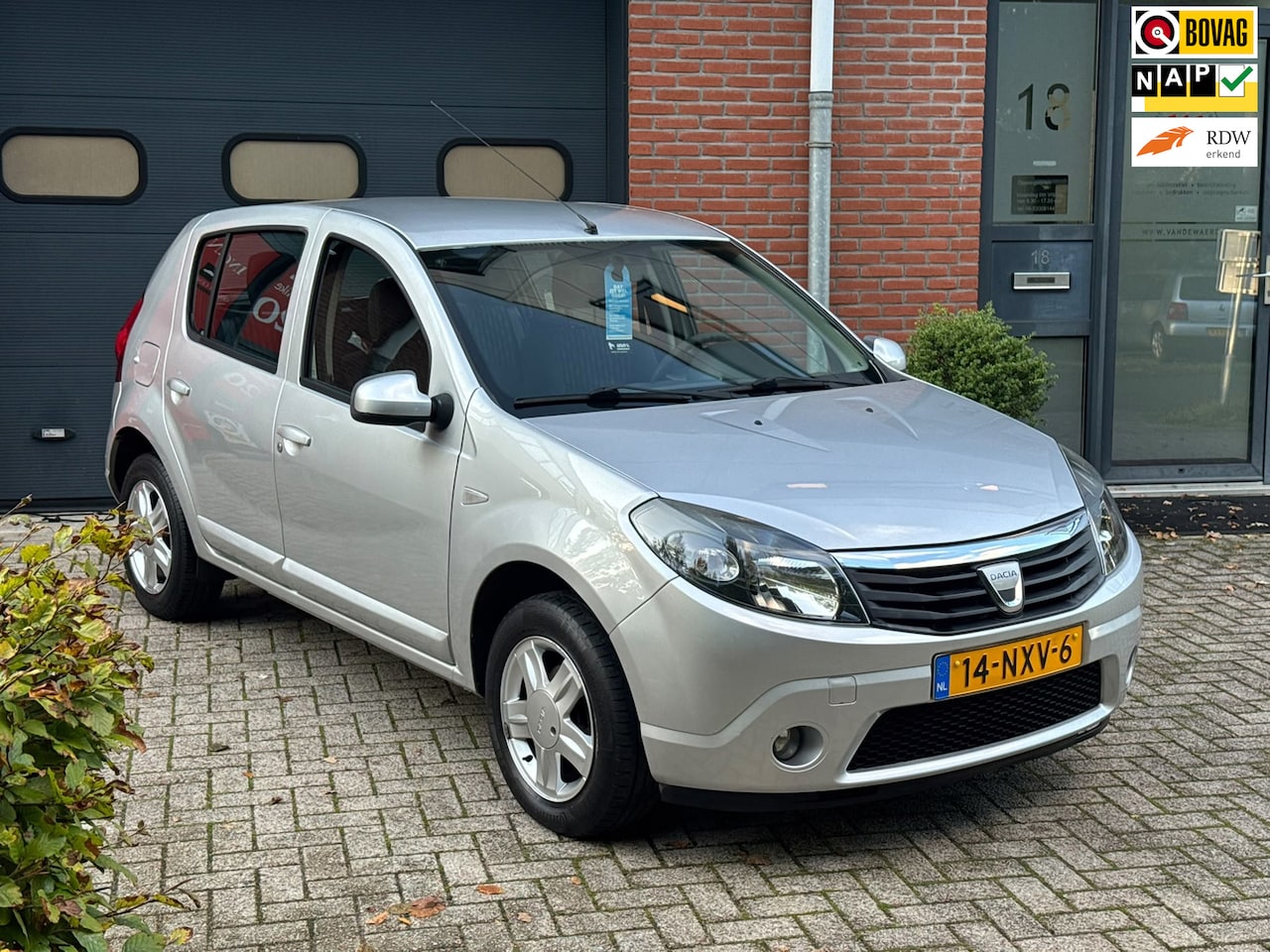 Dacia Sandero - 1.2 Blackline|Luxe|Elek.Pakket|Airco|NAP|APK|Onderhouden|BOVAG Erkend - AutoWereld.nl