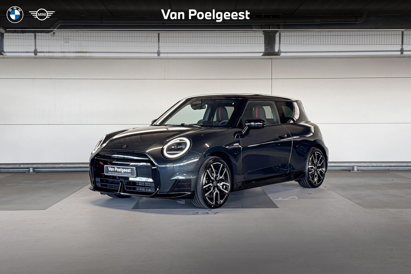 MINI Electric - Cooper 3-deurs Cooper SE John Cooper Works M 54.2 kWh | 18 Inch JCW Lap Spoke 2-tone - AutoWereld.nl
