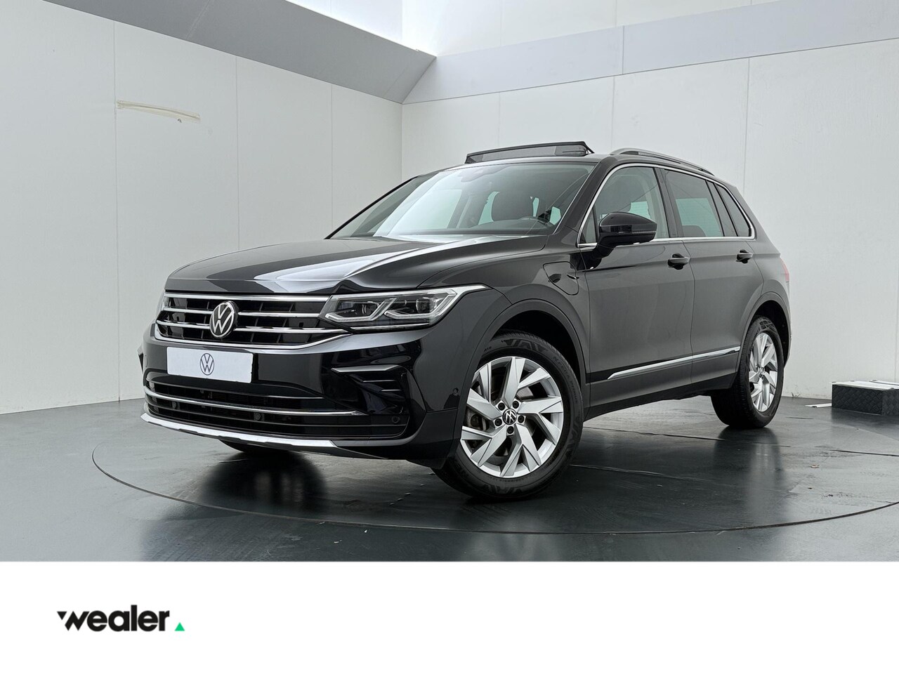 Volkswagen Tiguan - 1.4 TSI eHybrid | 245 PK | SoH 91% | Adaptive Cruise Control | Achteruitrijcamera | Panora - AutoWereld.nl