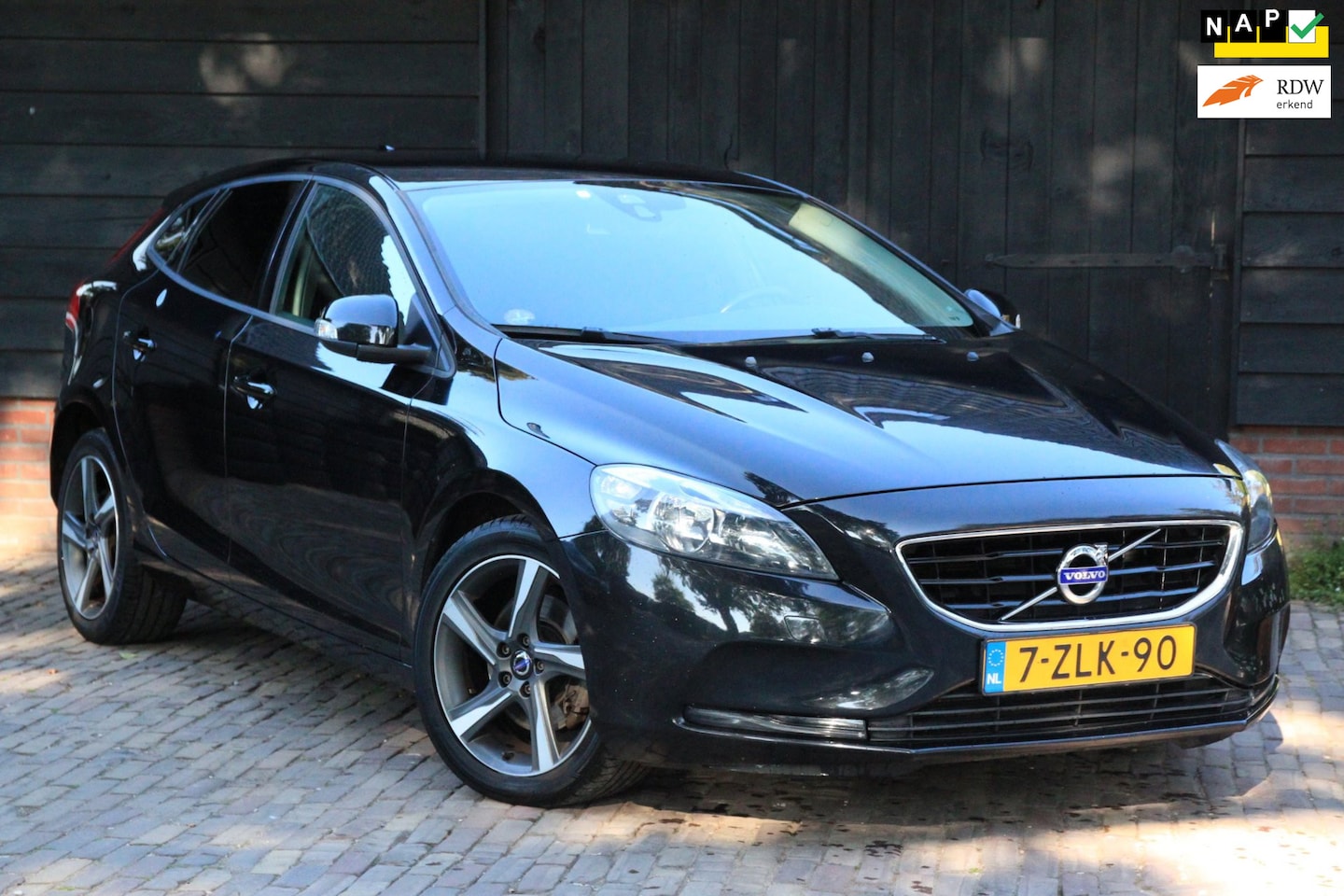 Volvo V40 - 1.6 T2 Kinetic Navigatie/Parkeersensor/R Design velgen/Apk 10-2027 - AutoWereld.nl