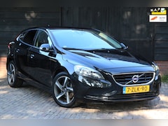 Volvo V40 - 1.6 T2 Kinetic Navigatie/Parkeersensor/R Design velgen/Apk 10-2027