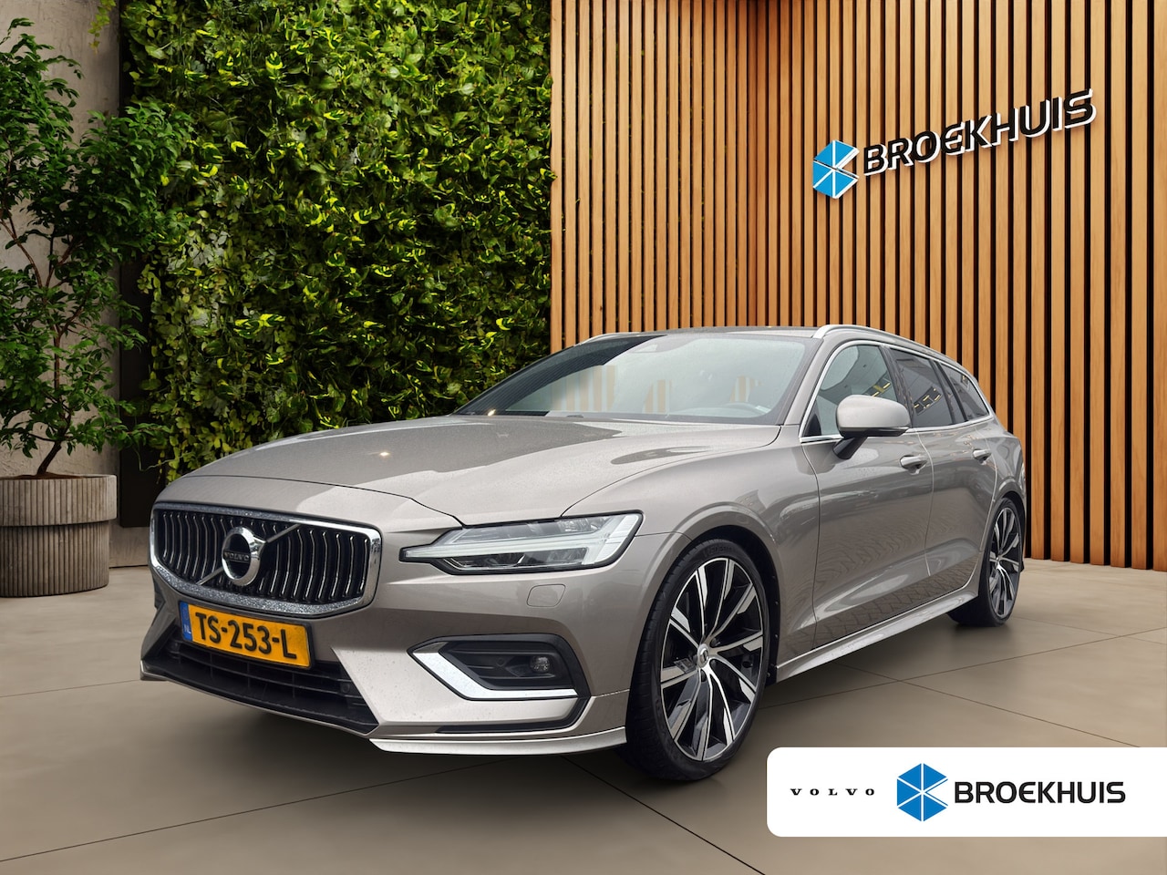 Volvo V60 - 2.0 T5 Inscription | Styling kit | Harman/Kardon | Trekhaak | Camera | Adaptive Cruise | 2 - AutoWereld.nl