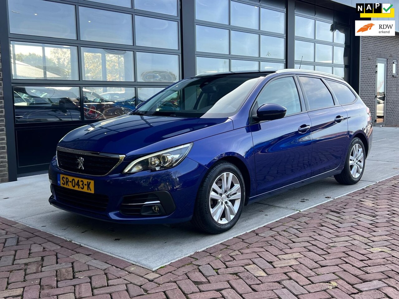 Peugeot 308 SW - 1.2 PureTech Blue Lease Executive | Pano | Navi | PDC | - AutoWereld.nl