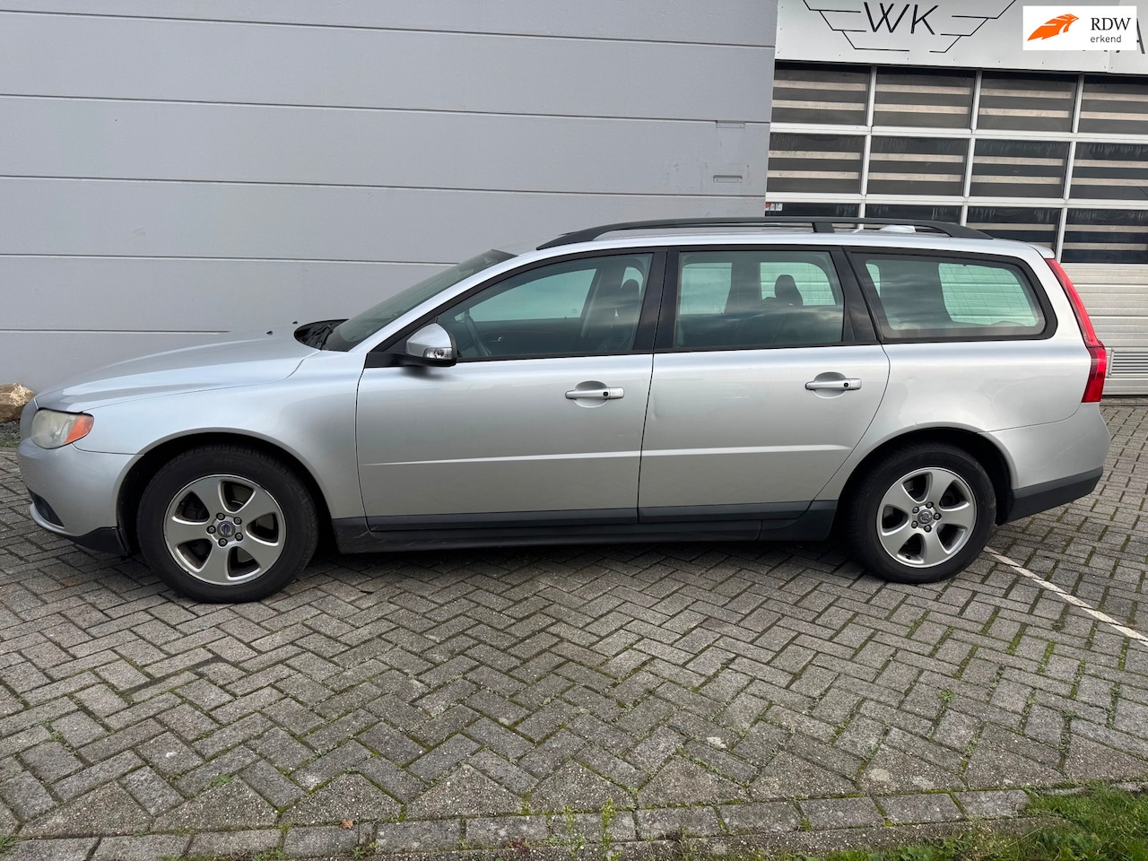Volvo V70 - 2.4 D5 Kinetic 2.4 D5 Kinetic - AutoWereld.nl