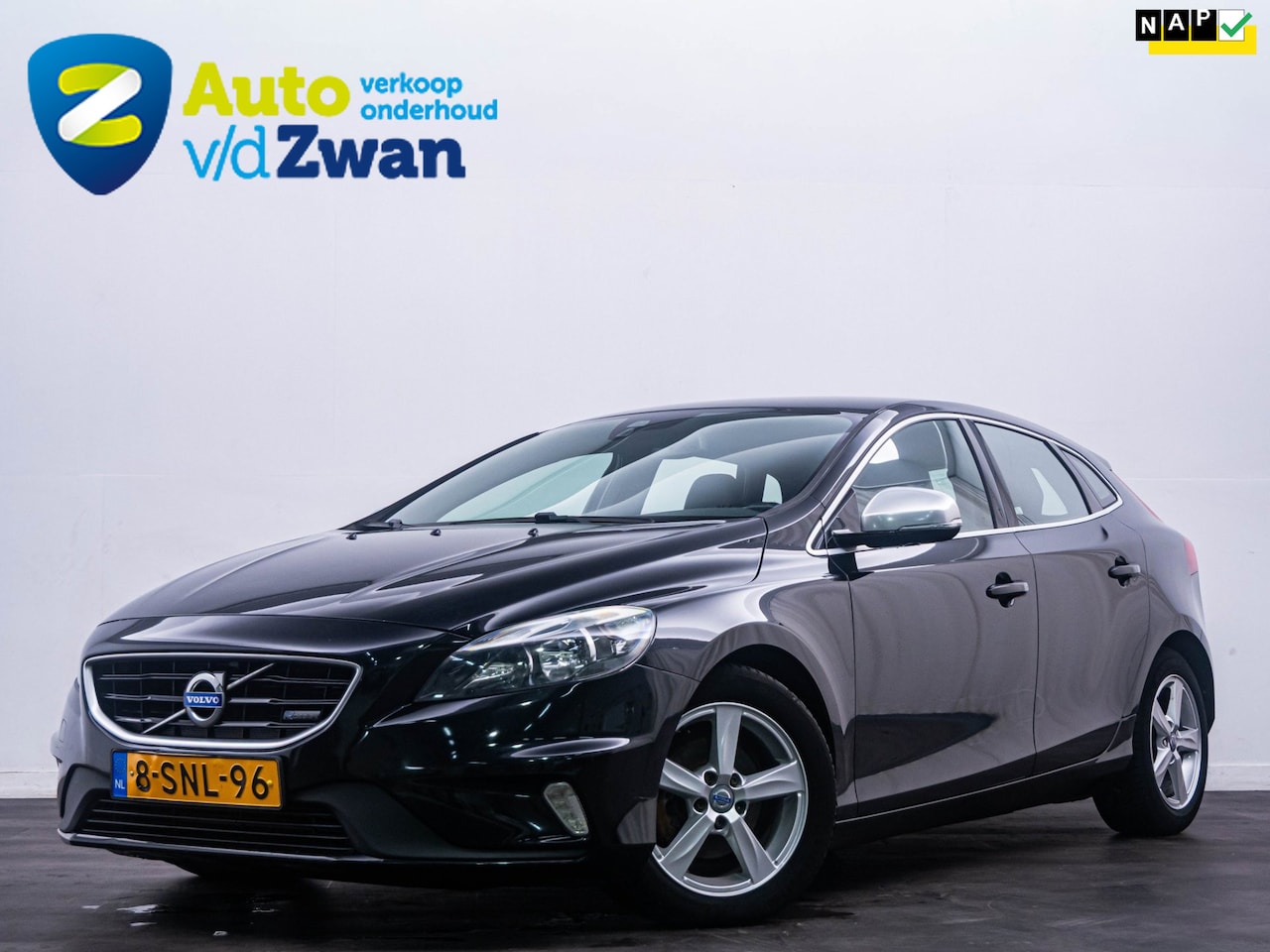 Volvo V40 - 1.6 D2 Summum R-Design|PDC|6-Bak|Cruise! - AutoWereld.nl