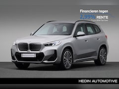 BMW iX1 - eDrive20 67 kWh | M-sportpakket | Achteruitrijcamera | Sportstoelen | Stoelverwarming | Ha