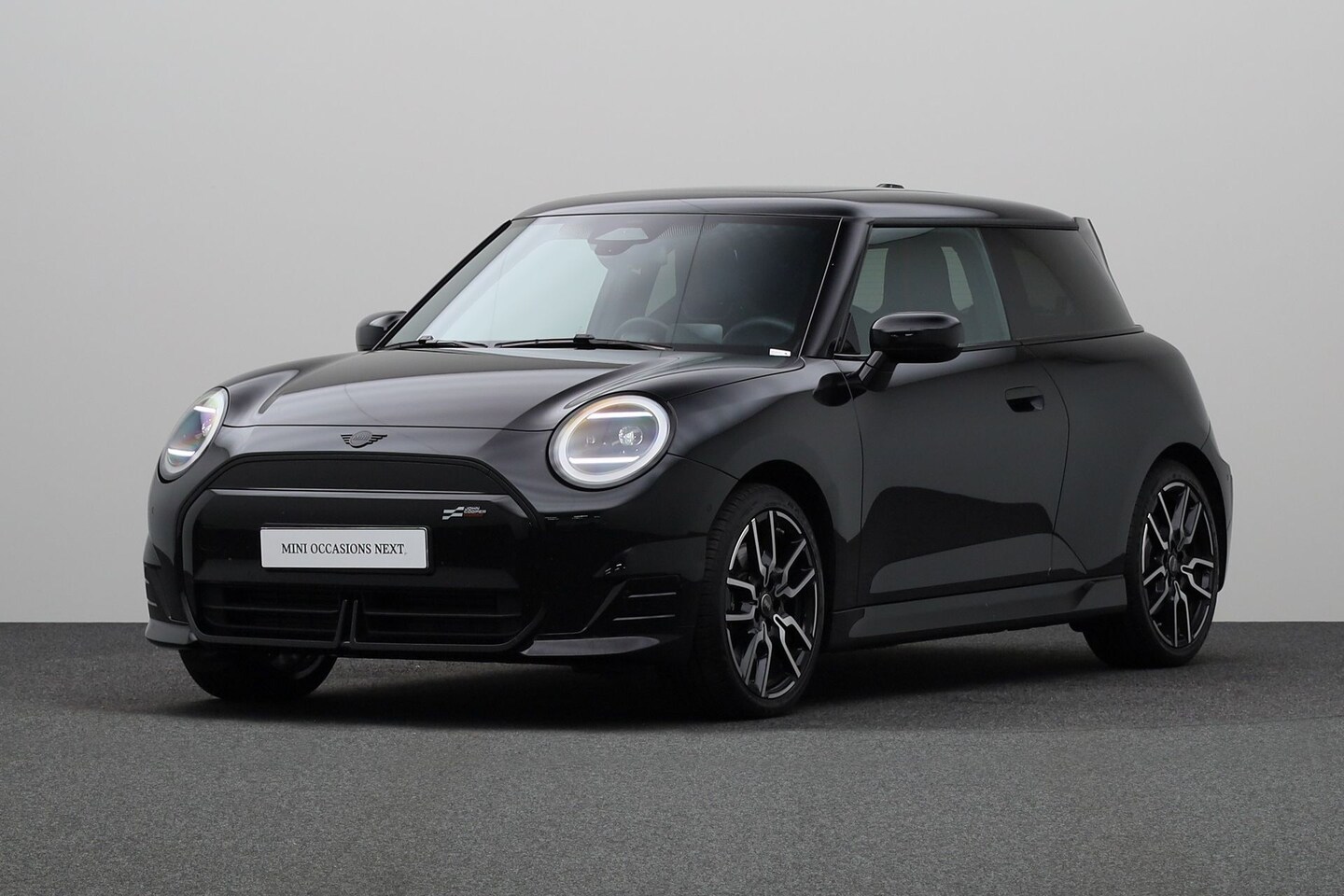 MINI Electric - 3-Deurs Cooper SE John Cooper Works M 54.2 kWh | 18" jcw lap spoke 2-tone | High-beam assi - AutoWereld.nl