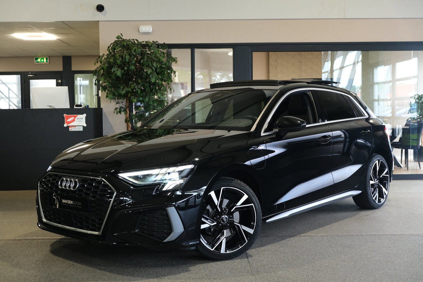 Audi A3 Sportback - 40 TFSI e 204PK S-line Pano Matrix Led Volleder Navi Carplay Cruise - AutoWereld.nl
