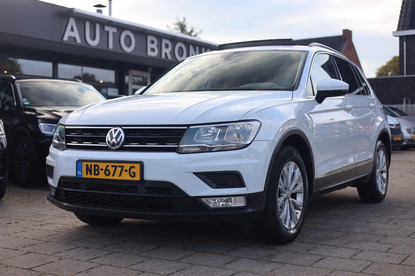 Volkswagen Tiguan - 1.4 TSI I PANO I CARPLAY I COMFORT I 17 INCH - AutoWereld.nl