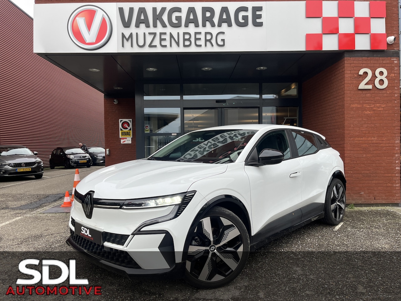 Renault Mégane E-Tech - EV40 Standard Charge Equilibre // LED // DIGITAL COCKPIT // CAMERA+SENSOREN // APPLE-ANDRO - AutoWereld.nl