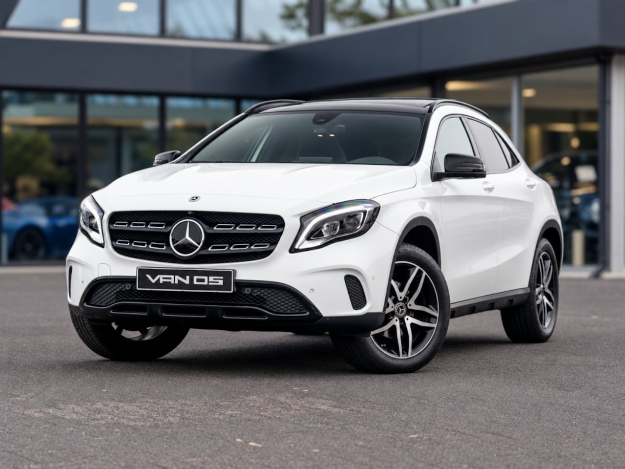 Mercedes-Benz GLA-Klasse - GLA 180 Urban | Night | Pano | Leer | 360 camera | Stoelverwarming - AutoWereld.nl