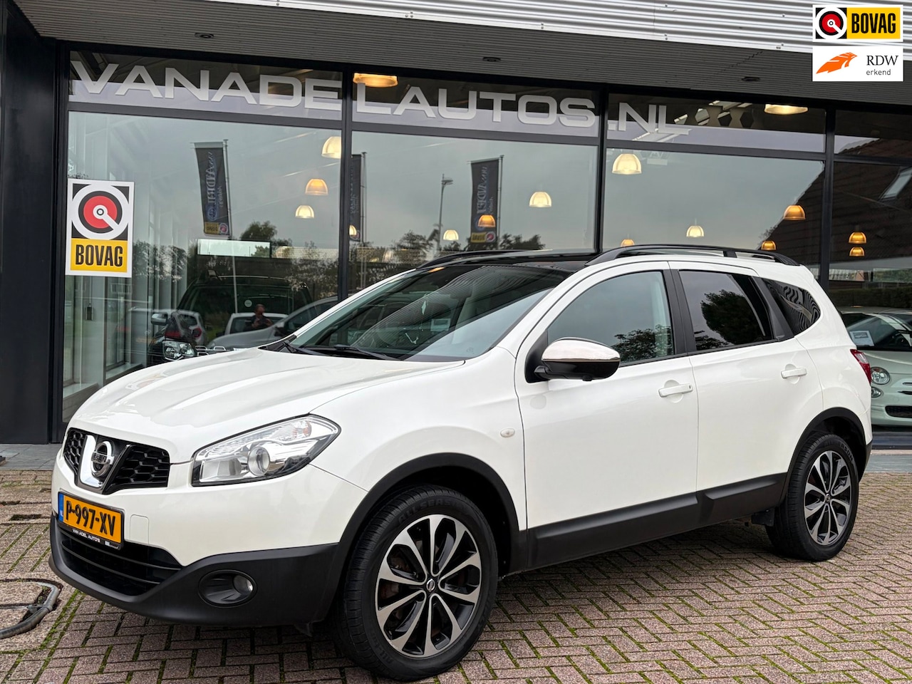 Nissan Qashqai - 1.6 Optima 7-Pers! Panorama Navi 360 Camera Cruise Trekhaak Dealeronderhouden! - AutoWereld.nl