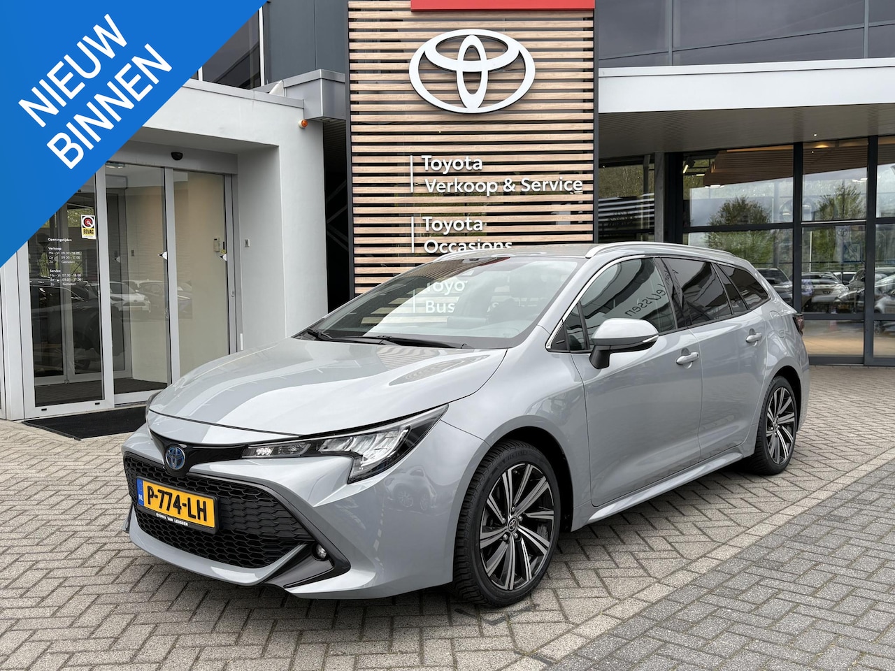 Toyota Corolla Touring Sports - 1.8 Hybrid Dynamic ALL SEASON TREKHAAK STOPELVERWARMING KEYLESS - AutoWereld.nl