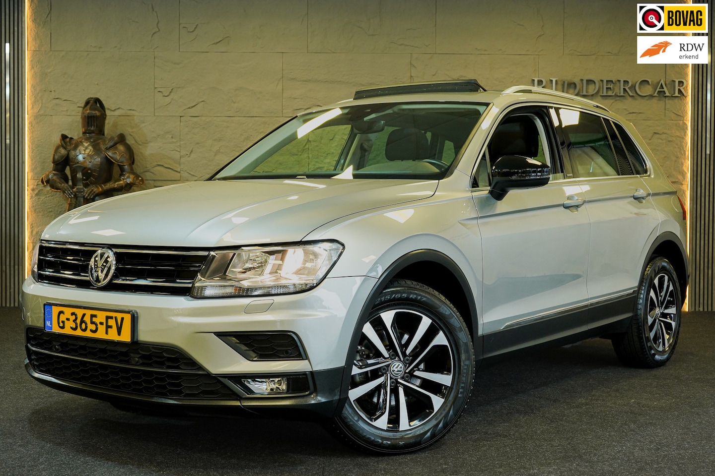 Volkswagen Tiguan - 2.0 TDI 4Motion Highline Business R|GARANTIE|PANO|TREKHAAK|CARPLAY| - AutoWereld.nl