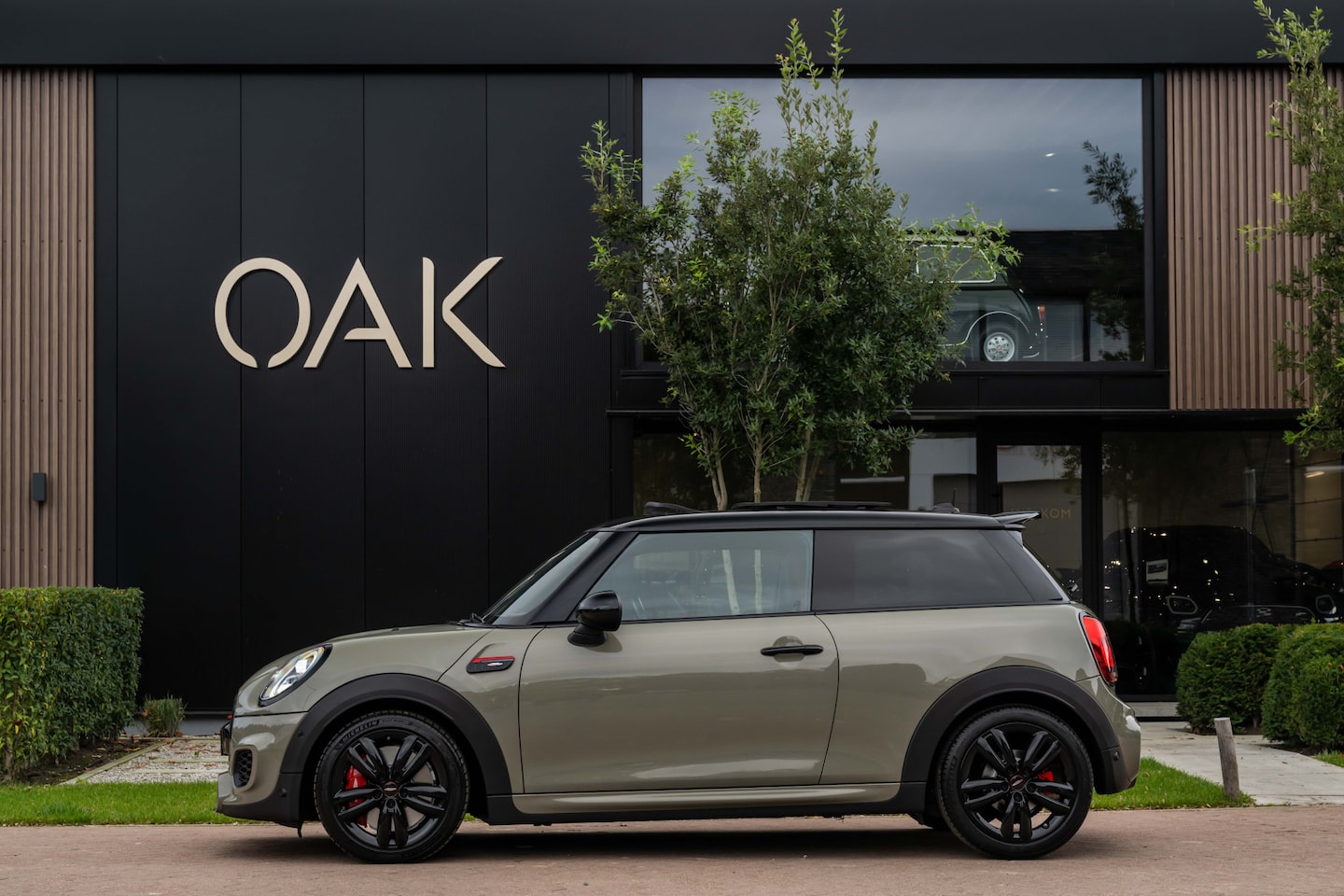 MINI 3-Deurs - 2.0 John Cooper Works F1 Aut. | Navi | Carplay | Panorama | H&K | Camera | 17"LM | Emerald - AutoWereld.nl