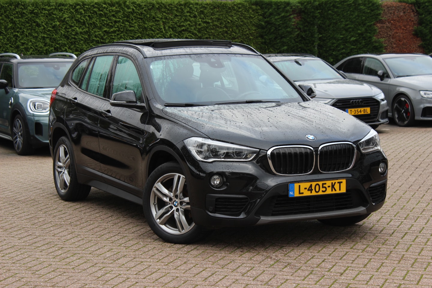 BMW X1 - sDrive18i / Panoramadak / Leder / Parkeerhulp V+A / Navigatie / 17'' / Stoelverwarming / C - AutoWereld.nl