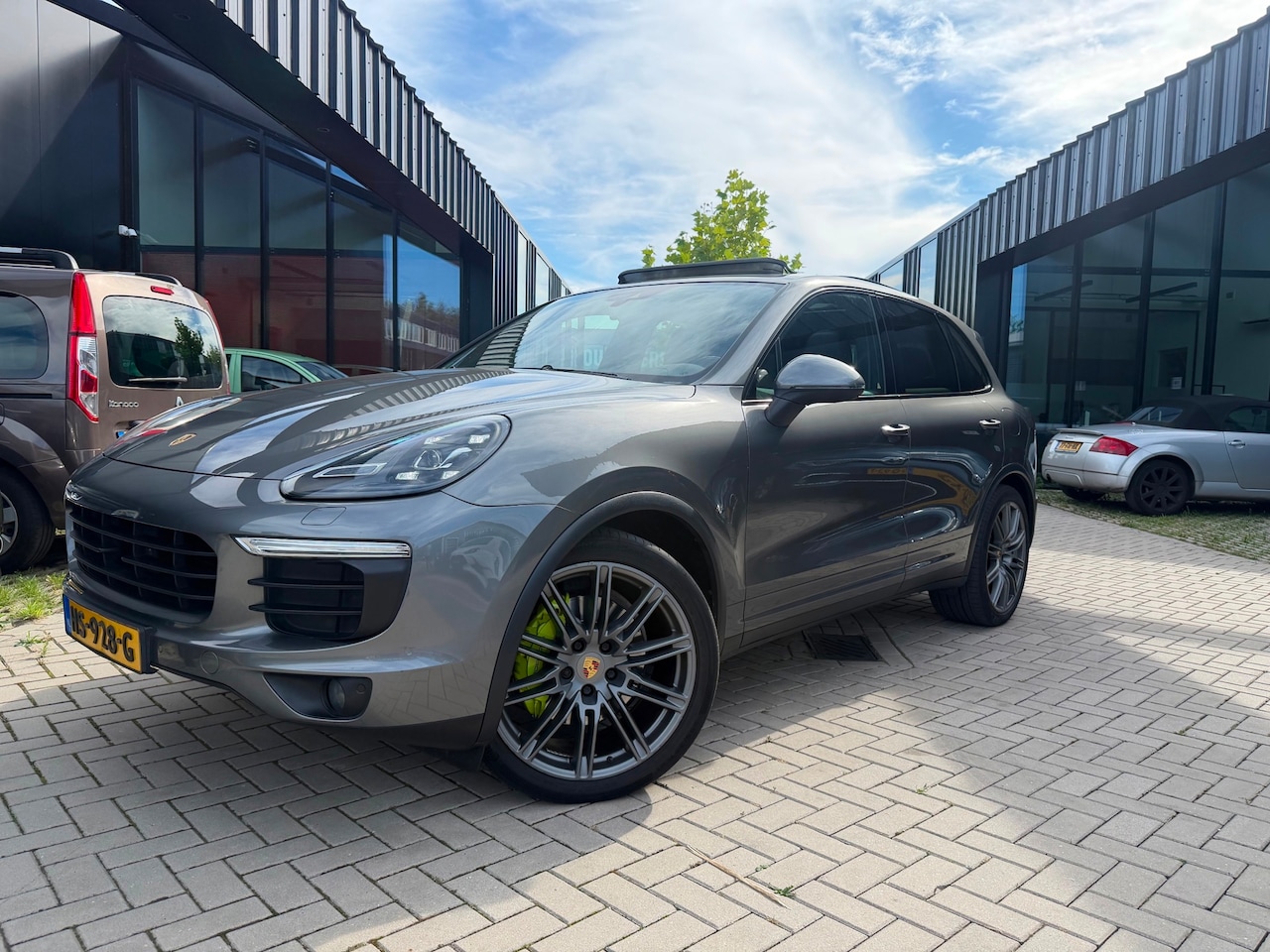 Porsche Cayenne - 3.0 S E-Hybrid Pano Mem NL Auto NAP - AutoWereld.nl