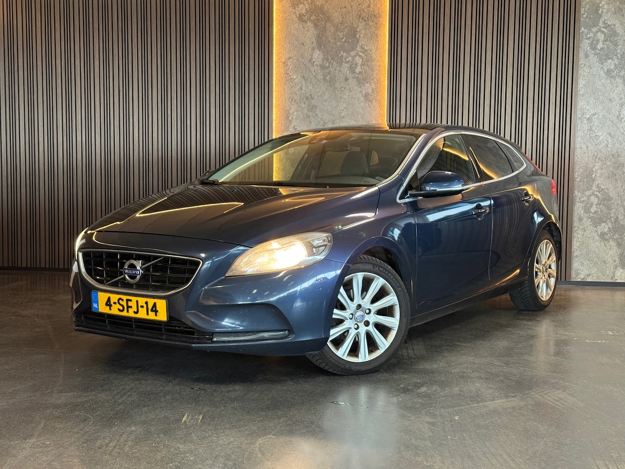 Volvo V40 - 1.6 D2 Momentum NAVI AIRCO CRUISE LEES AD - AutoWereld.nl