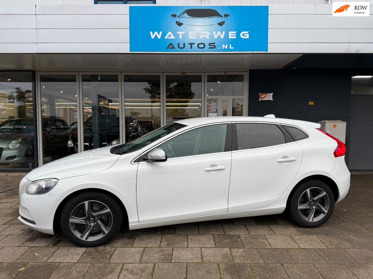 Volvo V40 - 2.0 D4 SUMMUM BUSINESS LEDER|MEMORY SEATS|NAVI|CRUISE - AutoWereld.nl