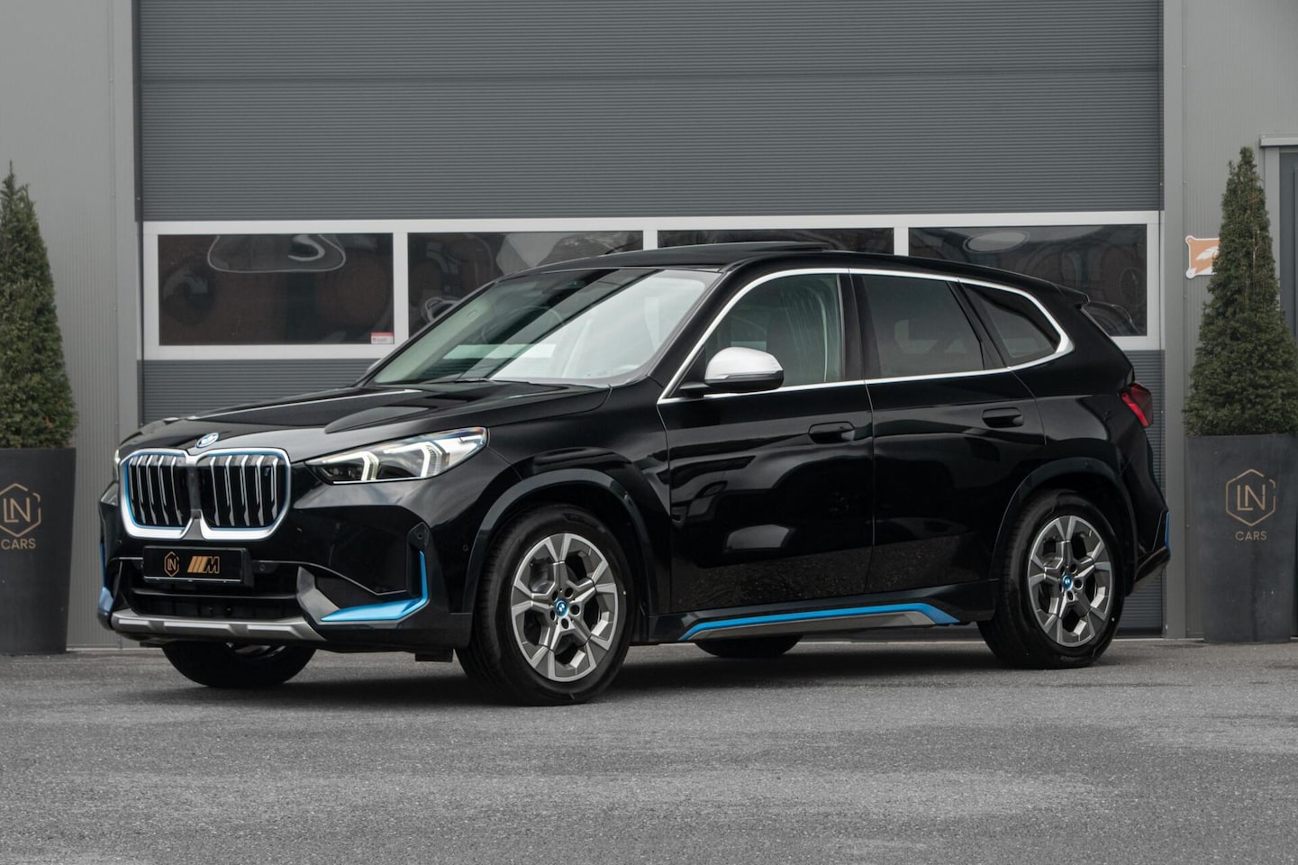 BMW iX1 - xDrive30 67 kWh |Pano|DAB|Camera|Sfeerverlichting - AutoWereld.nl