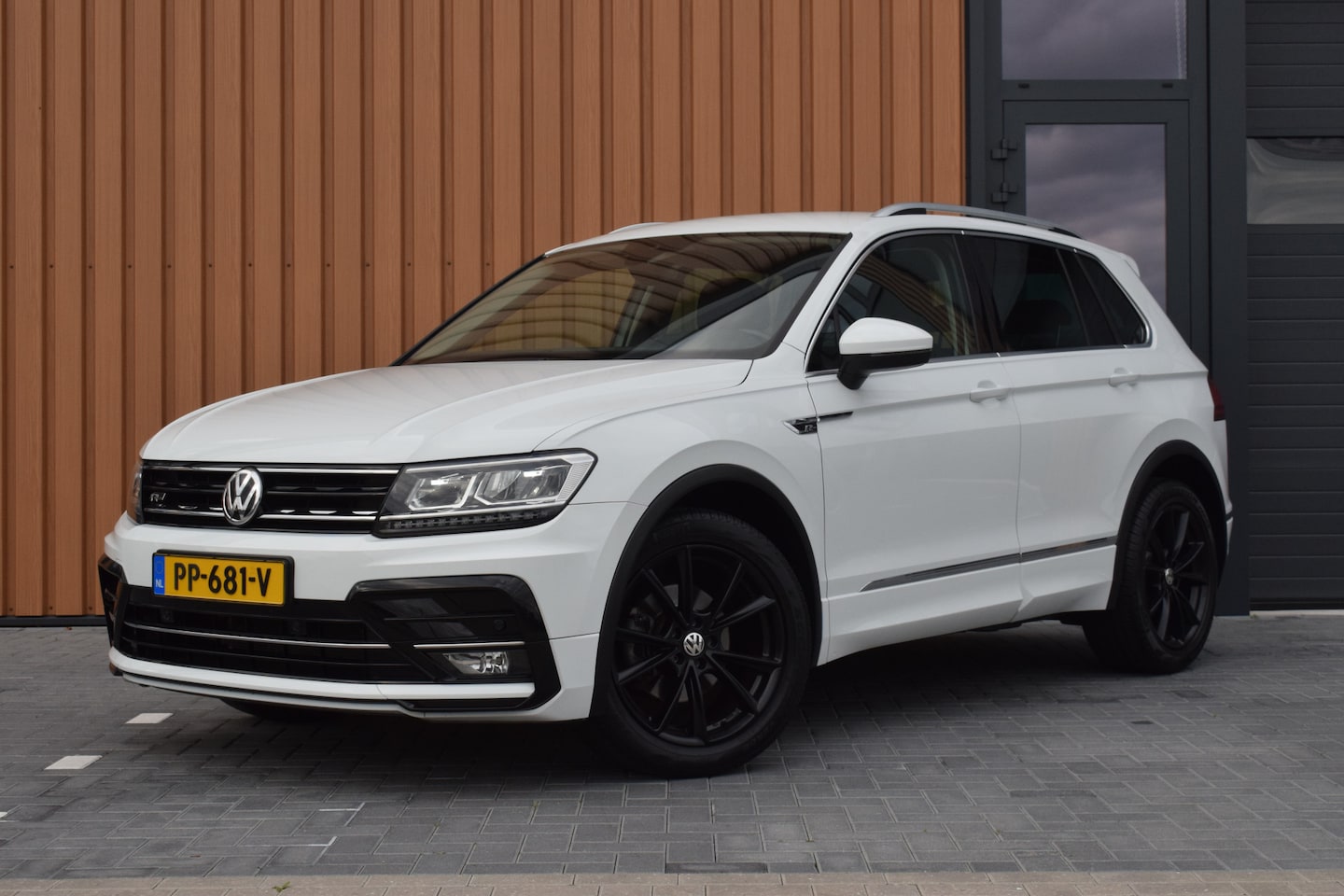 Volkswagen Tiguan - 1.4 TSI 150pk DSG R-line | Virtual | LED | Trekhaak | 19" - AutoWereld.nl