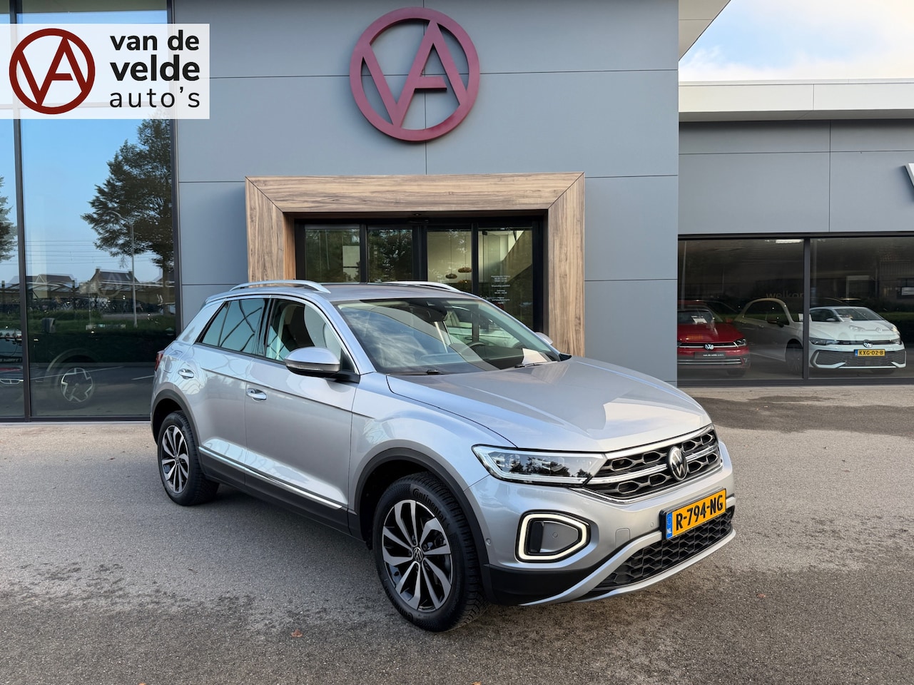 Volkswagen T-Roc - 1.5 TSI 150pk DSG Style | Trekhaak | Camera | Navi | 4-season | Elek. Achterklep | Dode ho - AutoWereld.nl