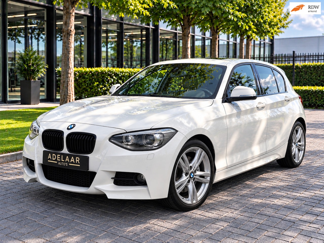 BMW 1-serie - 116i M-PAKKET, CARPLAY, NAVIGATIE - AutoWereld.nl