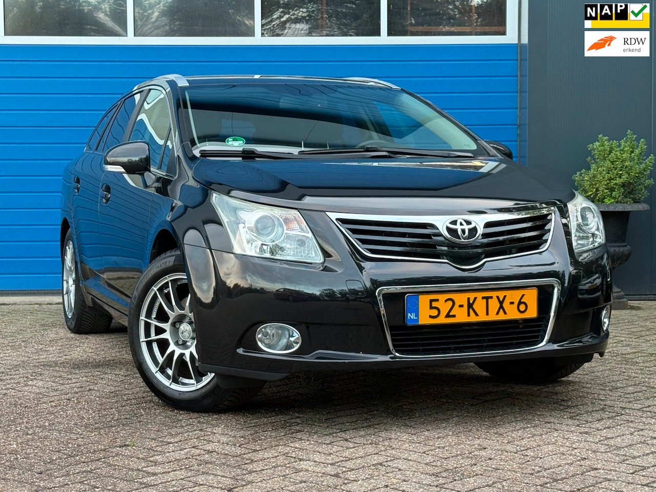 Toyota Avensis Wagon - 2.0 VVTi Executive Business Automaat|Leder|Navi|1ste Eig. - AutoWereld.nl