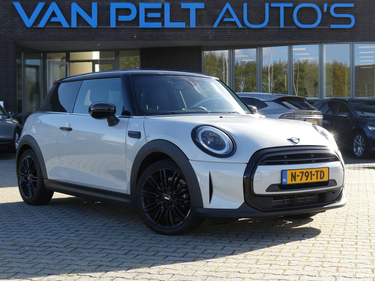 MINI Cooper - Automaat Carplay 17" Led Stoelverwarming Keyless - AutoWereld.nl