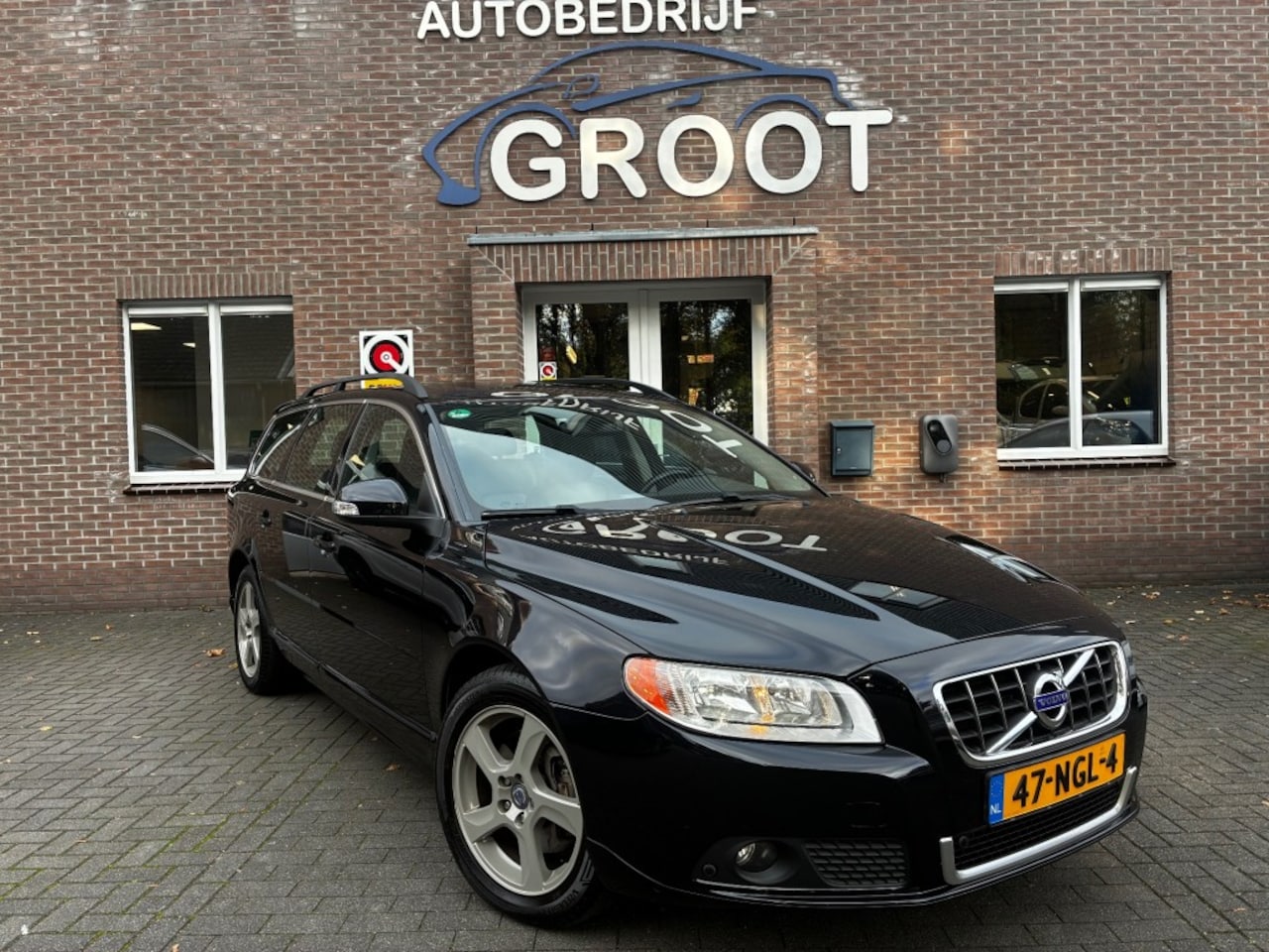 Volvo V70 - 2.0T 200PK! MOMENTUM. TREKHAAK/LEER/ZEER NETJES - AutoWereld.nl