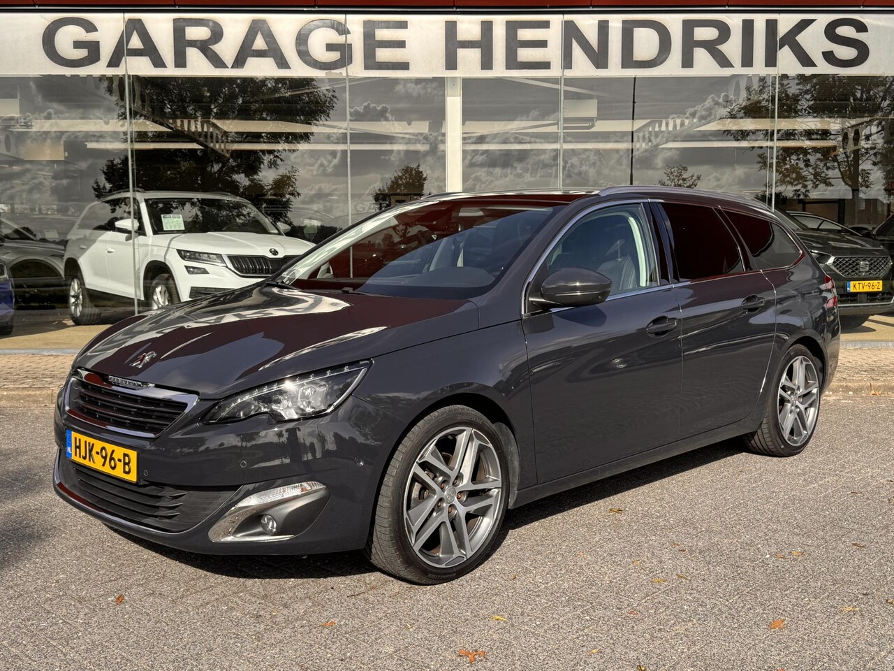 Peugeot 308 SW - 1.2 Allure 131pk | Parkeer Pakket | Pack Securité | Trekhaak | 18 Inch LM | Pano | Keyless - AutoWereld.nl