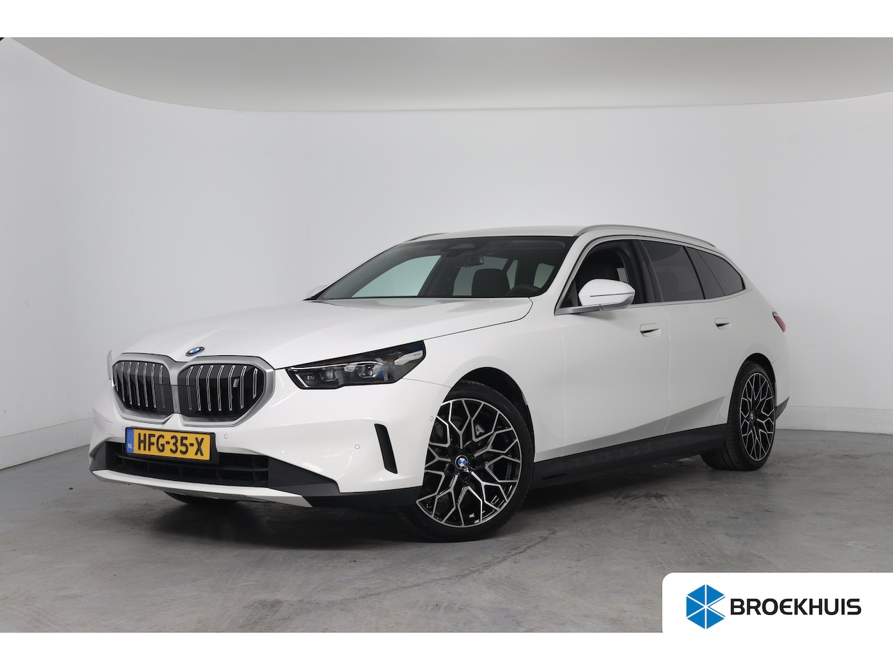 BMW i5 Touring - eDrive40 84kWh | Achteruitrijcamera | Apple Carplay/Android Auto|telefoonintegratie premiu - AutoWereld.nl