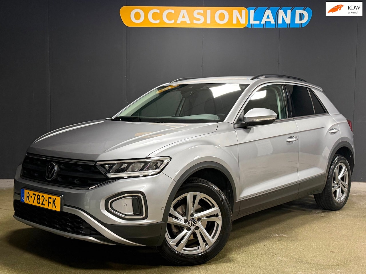 Volkswagen T-Roc - 1.5 TSI Life 75 Edition|NAP|PDC|ACC|CAMERA|CARPLAY|NAVI|BLUETOOTH|TREKHAAK|17INCH| - AutoWereld.nl