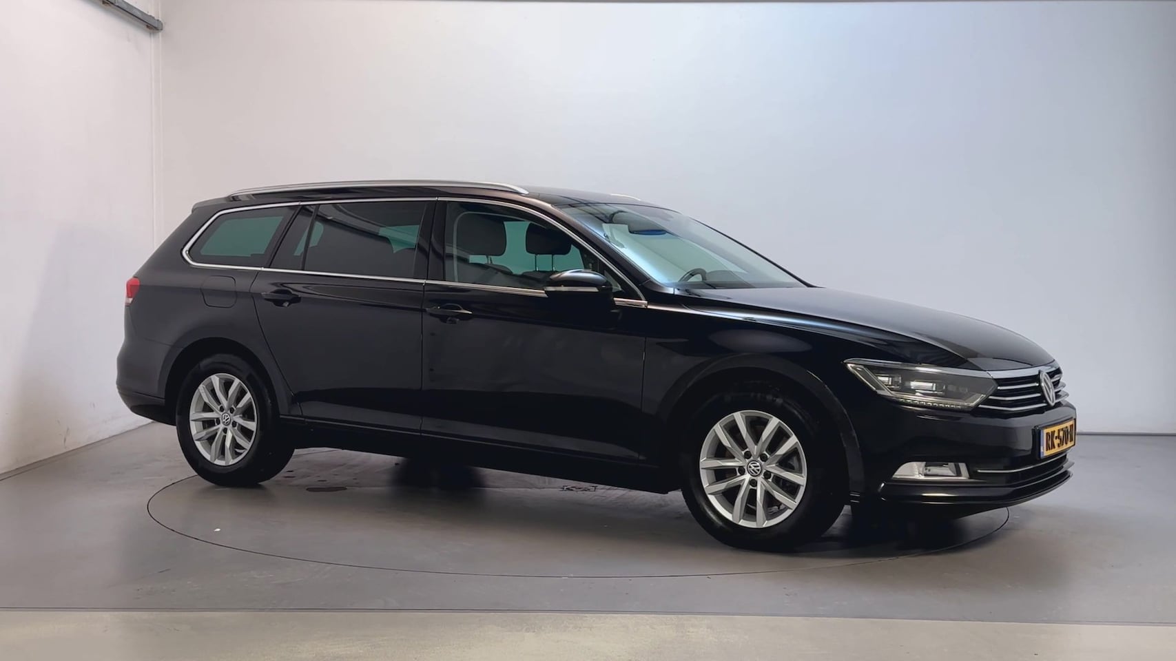 Volkswagen Passat Variant - 1.6 TDI DSG Highline Stoelverwarming Navigatie Camera App-Connect - AutoWereld.nl