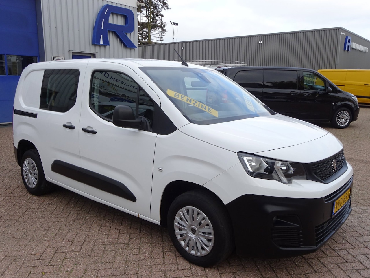 Peugeot Partner - 1.2 PureTech Pro BENZINE AIRCO NAVI CRUISE CONTROL PDC SCHUIFDEUR - AutoWereld.nl