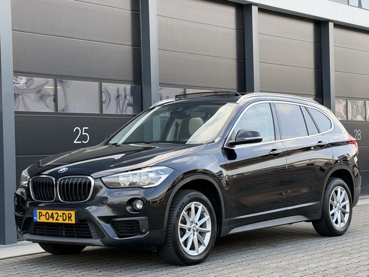 BMW X1 - 2.0 18D Pano Leer Camera Clima - AutoWereld.nl