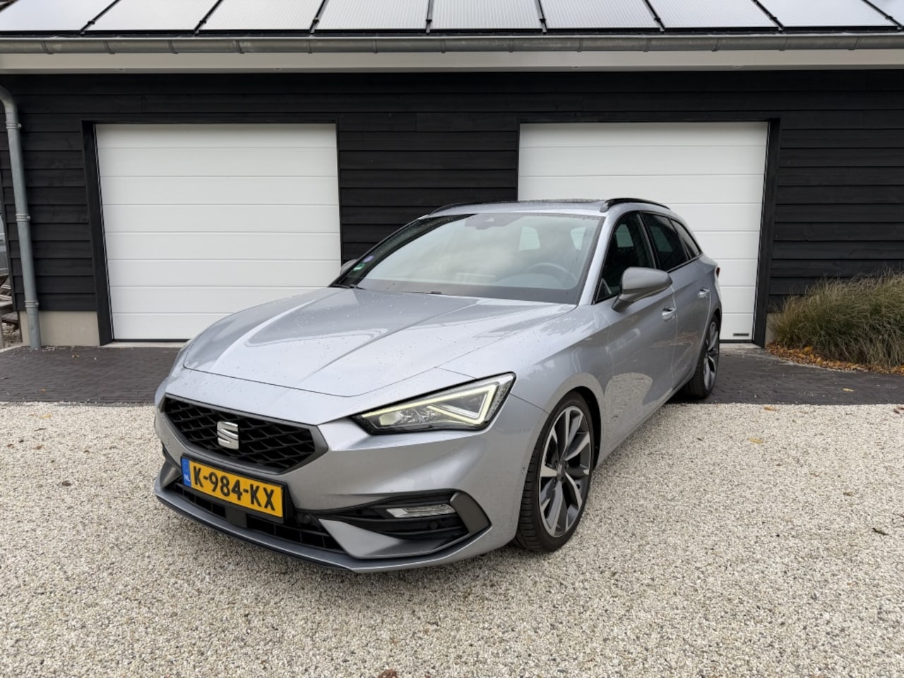 SEAT Leon Sportstourer - 1.5 eTSI FR LaunchEd | Panoramadak | Verlaagd Sportonderstel | Trekhaak | Stuur/stoel verw - AutoWereld.nl