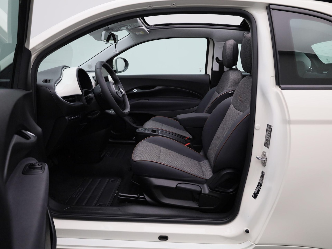 Fiat 500 C - 500e Icon 42 kWh | Navigatie | Parkeersensoren | Stoelverwarming | 16" Lichtmetalen velgen - AutoWereld.nl