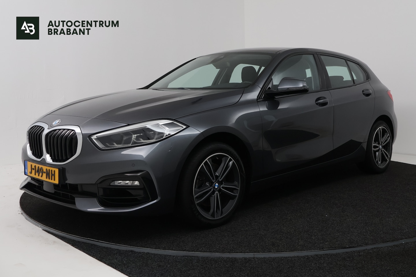 BMW 1-serie - 118i High Executive (STOELVERWARMING, SFEERVERLICHTING, NAVIGATIE, PARKEERSENSOREN) - AutoWereld.nl