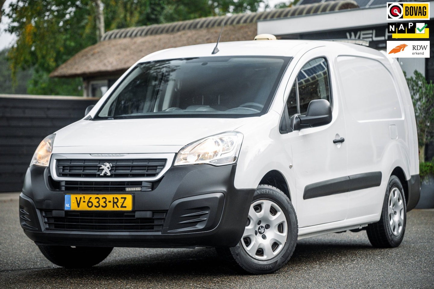 Peugeot e-Partner - Electric L2 Premium Soh % I Kastinrichting I Zwaailamp I Camera I Climate I Cruise I Parke - AutoWereld.nl
