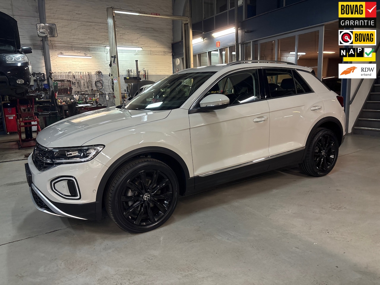 Volkswagen T-Roc - 1.5 TSI Style | Apple carplay / Android auto | Half leder - alcantara | PDC V+A |NAP | Rij - AutoWereld.nl
