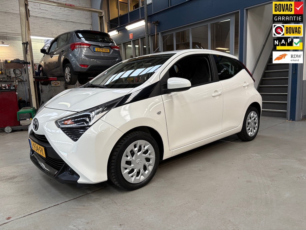 Toyota Aygo - 1.0 VVT-i x-play | Apple carplay / Android auto | Camera | Airco | NAP | Rijklaar prijs! - AutoWereld.nl