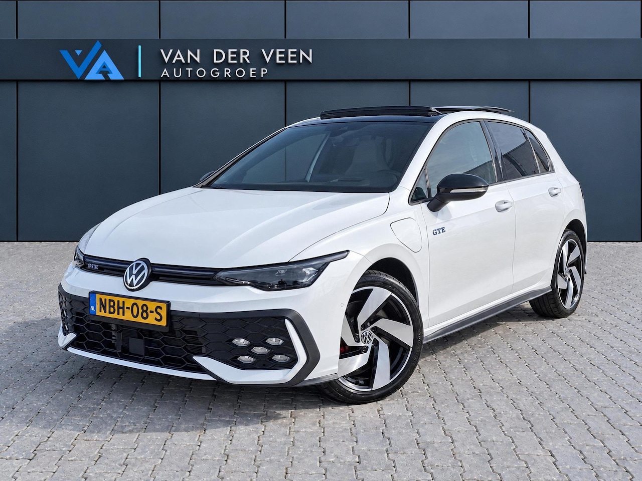 Volkswagen Golf - 1.5 eHybrid GTE | Incl. 12 maanden garantie | Schuif/kantel dak | SOH 94% | Trekhaak | Par - AutoWereld.nl