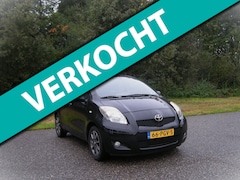 Toyota Yaris - 1.3 VVTi Aspiration . 5 Deurs . Airco . LMV . Spoiler . Trekhaak . enz