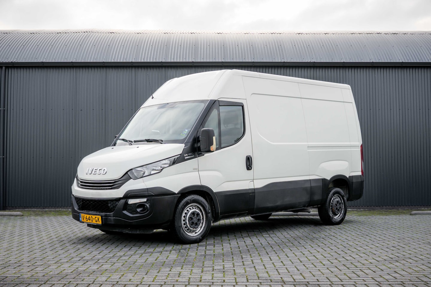 Iveco Daily - 35 S 14 300 35S14 | Automaat | 3-Zits | Camera | Cruise | Airco | Trekhaak - AutoWereld.nl