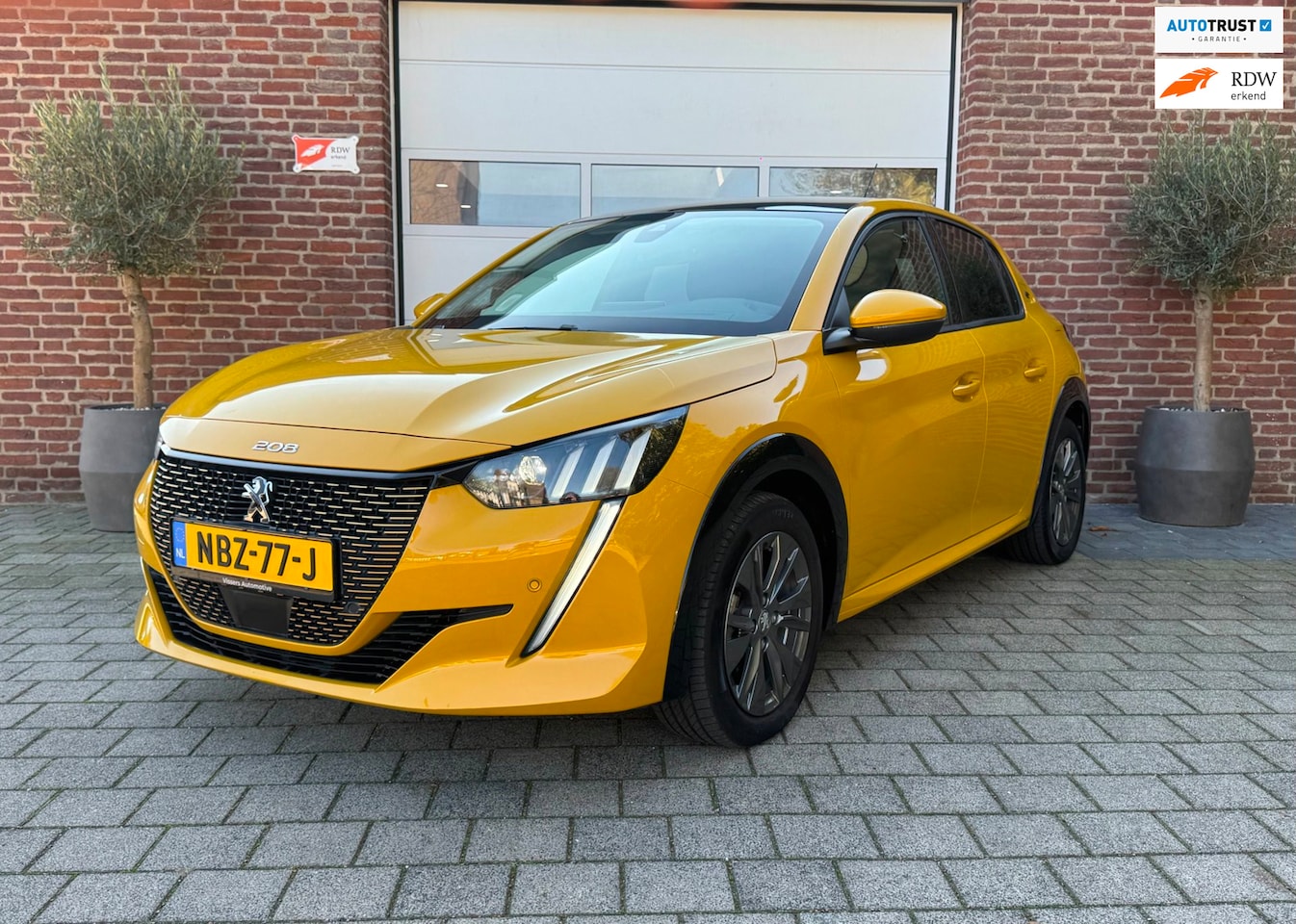 Peugeot e-208 - EV Allure 50 kWh |Panoramadak|3D-Dashboard|Half-Leder| - AutoWereld.nl